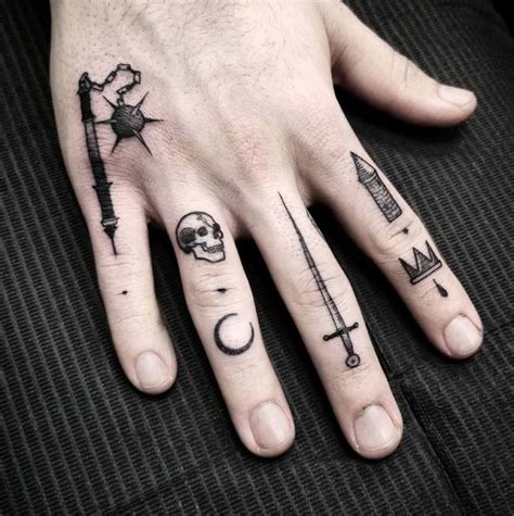 diseños de tatuajes en la mano para hombres